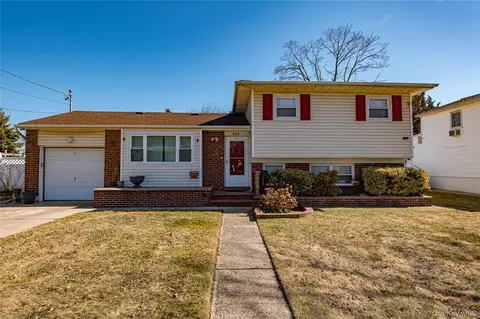 389 Beebe Ct, North Babylon, NY 11703
