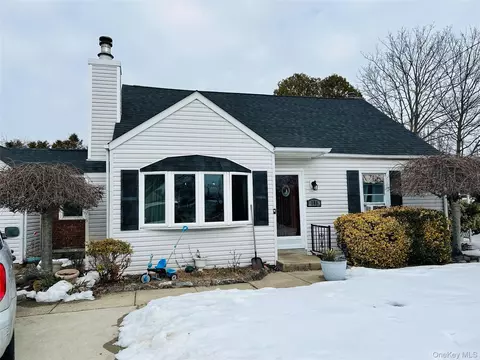 109 Vesper Ct, Babylon, NY 11702