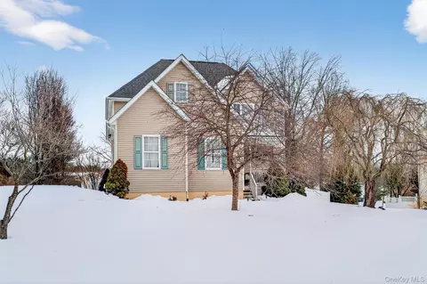 32 Woodstock Ln, Middletown, NY 10941
