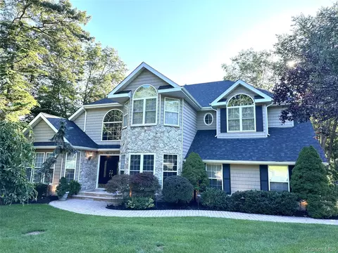5 Frost Valley Rd, Mount Sinai, NY 11766