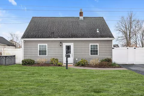 64 Cornflower Rd, Levittown, NY 11756