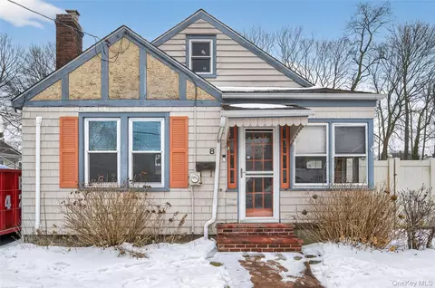 8 Henry Pl, Islip, NY 11751