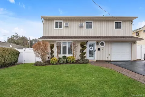 6 Cedar Dr E, Plainview, NY 11803