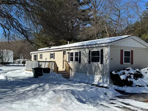 70 Elm Ln, Pleasant Valley, NY 12569