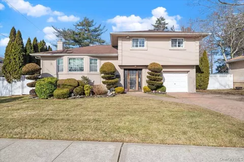 62 Eileen Ave, Plainview, NY 11803