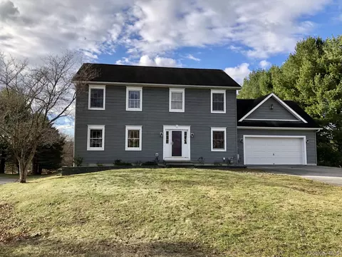 4 Grapevine Pl, Poughkeepsie, NY 12603