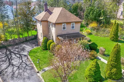10 Harrison Dr, Larchmont, NY 10538