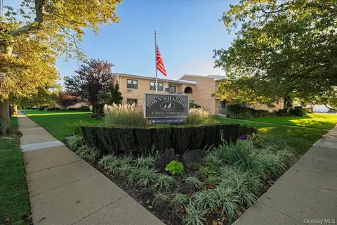 210 Westend Ave #8A, Freeport, NY 11520