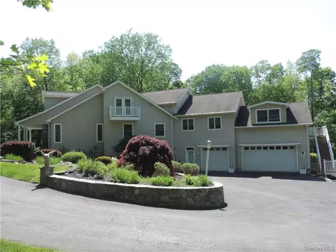 49 Woodcrest Dr, East Fishkill, NY 12533