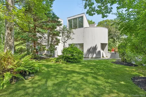 12 Lakewood Ln, Quogue, NY 11959