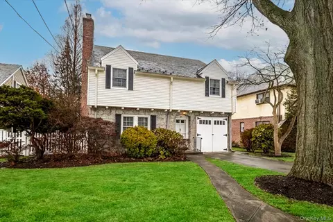 28 Saint Thomas Pl, Malverne, NY 11565