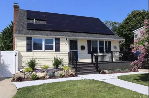 1300 Lakeside Dr, Wantagh, NY 11793