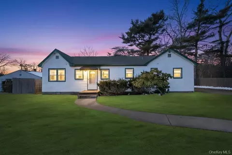 114 Monroe Dr, Mastic Beach, NY 11951
