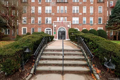 12 Hamilton Pl #B6, Garden City, NY 11530