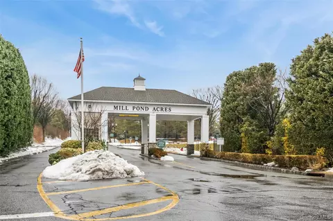 92 Pond Vw, North Hempstead, NY 11050
