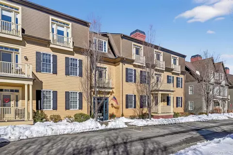 17 Cropsey St #1D, Warwick, NY 10990