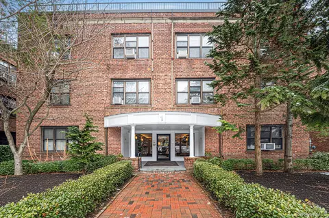 1 Town House Pl #3H, North Hempstead, NY 11021