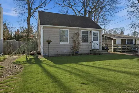 36 Woodlawn Ave, Selden, NY 11784