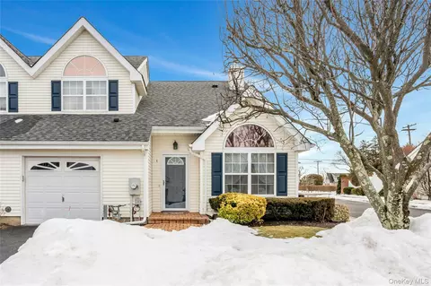1 Joyces Way #1, Bay Shore, NY 11706