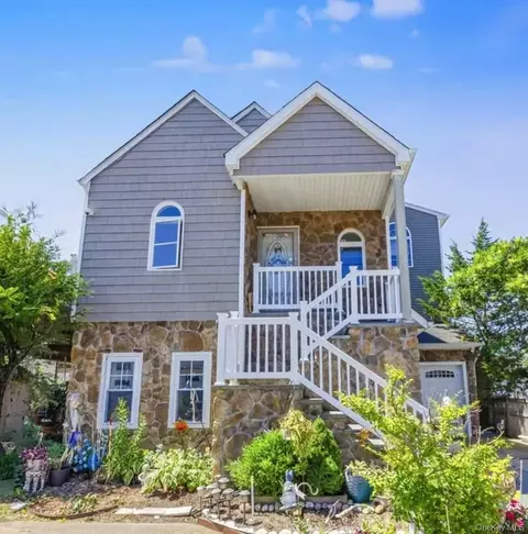 729 S 9th St, Lindenhurst, NY 11757