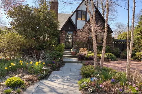 3 Crestwood Pl, North Hempstead, NY 11024