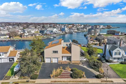 49 Dolphin Ln E, Copiague, NY 11726