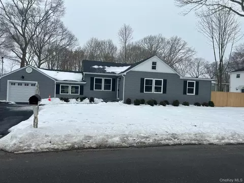70 Crestwood Dr, Shirley, NY 11967