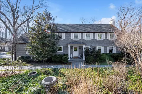 39 Barkers Point Rd, North Hempstead, NY 11050