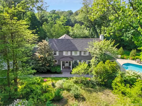 39 Barkers Point Rd, North Hempstead, NY 11050
