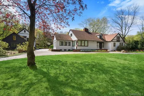 19 Frost Creek Dr, Locust Valley, NY 11560