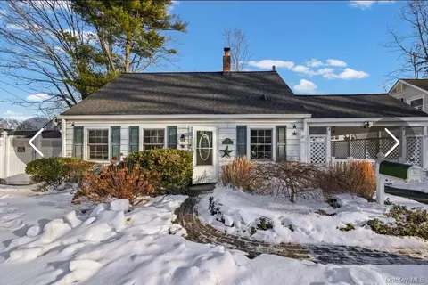 15 Primrose Ln, Levittown, NY 11756
