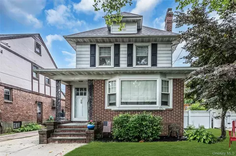 30 Coolidge St, Malverne, NY 11565