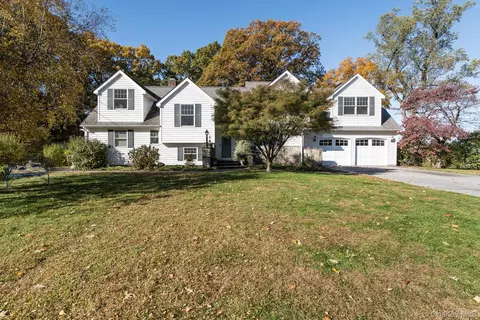 5 Point Pl, Hyde Park, NY 12538