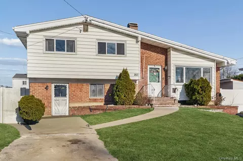253 W 20th St, Deer Park, NY 11729