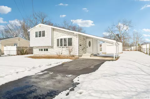 17 Laurie Rd, Brentwood, NY 11717