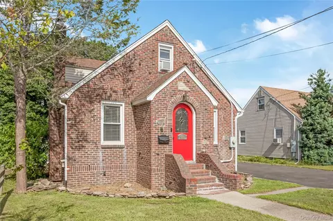 430 Staples St, Farmingdale, NY 11735