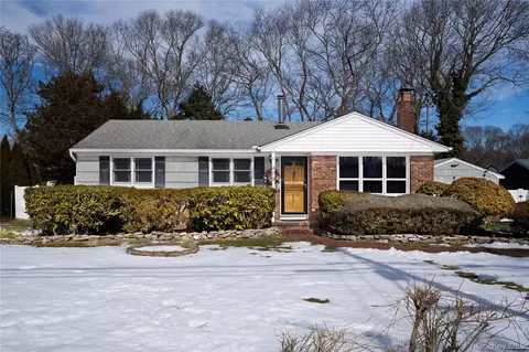 429 Mollie Blvd, Holbrook, NY 11741