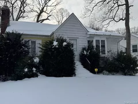 11 Birch Dr, Huntington Station, NY 11746
