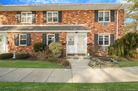 14 Glen Hollow Dr #E2, Holtsville, NY 11742