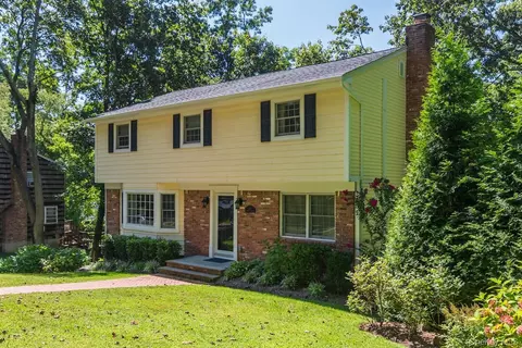 33 Northwood Cir, Huntington, NY 11743