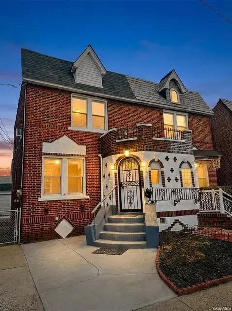 95-27 239th St, Floral Park, NY 11001