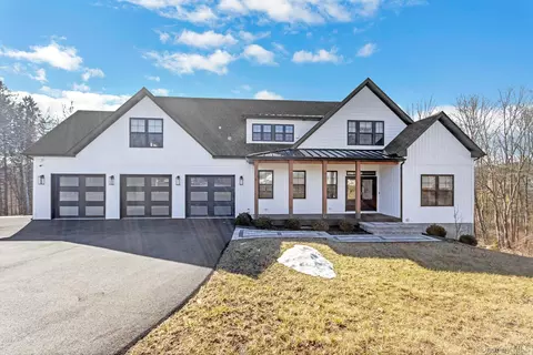 6 Conifer Ct, Poughkeepsie, NY 12603