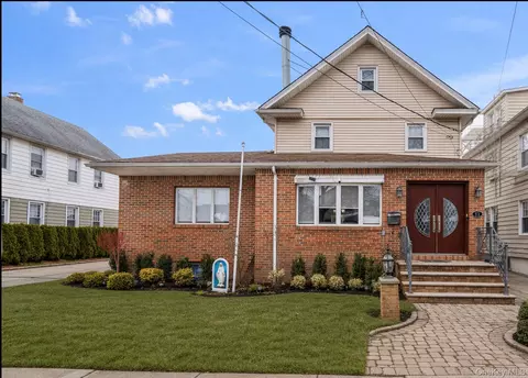 11 W Hitchcock Ave, Floral Park, NY 11001