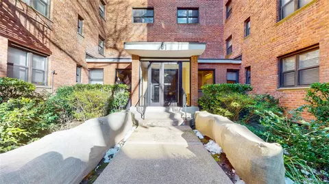 61 White Oak St #2G, New Rochelle, NY 10801