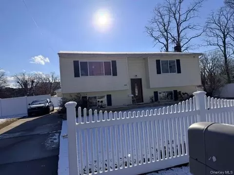 294 40th St, Copiague, NY 11726