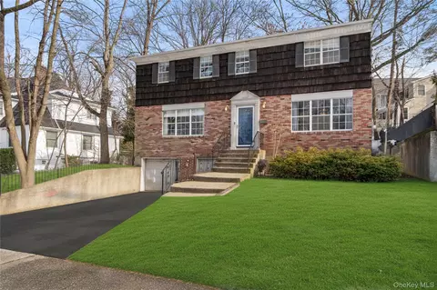 34 Wooleys Ln, North Hempstead, NY 11023