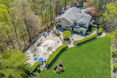 12 Rollingwood Dr, Clarkstown, NY 10956