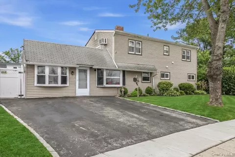 30 Echo Ln, Levittown, NY 11756