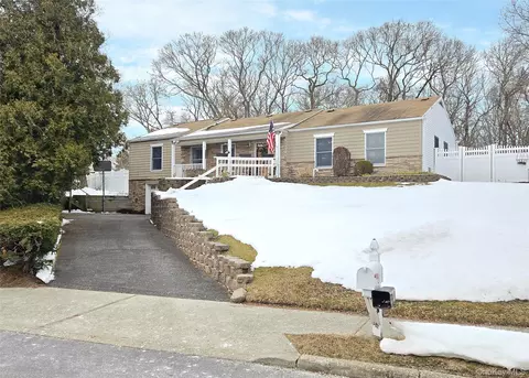 25 Spruceton St, Selden, NY 11784