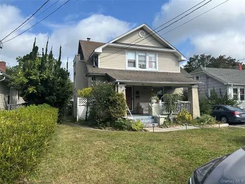 39 Robert St, Patchogue, NY 11772 photo 1